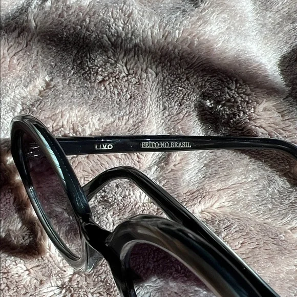 Livo Solar Rita Sunglasses in Chic Black and Crem is  display picture 2
